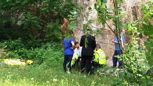 Un român în vârstă de 19 ani, găsit mort la poalele unui perete de stâncă: accident sau sinucidere?