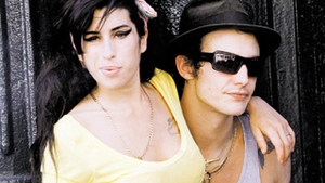 Fanii si apropiatii nu au uitat-o pe marea cantareata britanica! Un an fara Amy Winehouse