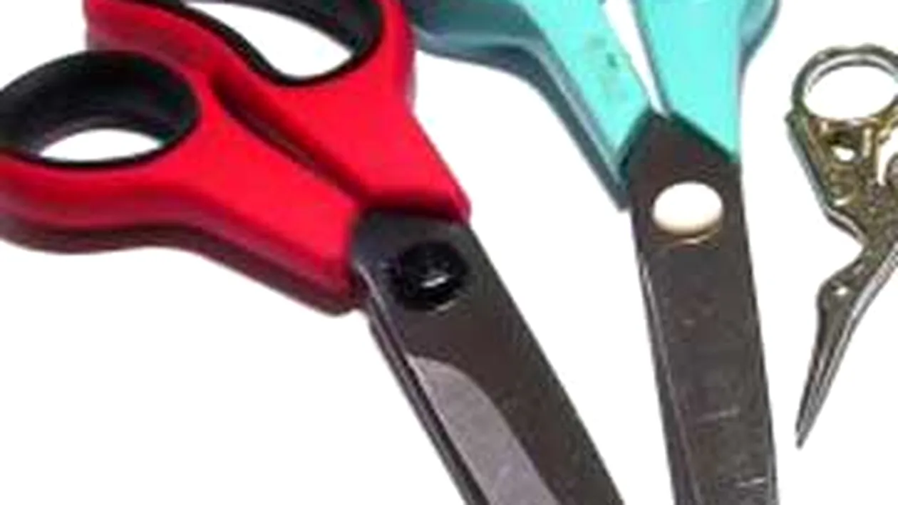 L-a taxat pentru ca avea un comportament indecent! O femeie din Suceava l-a injunghiat cu o foarfeca pe un barbat!