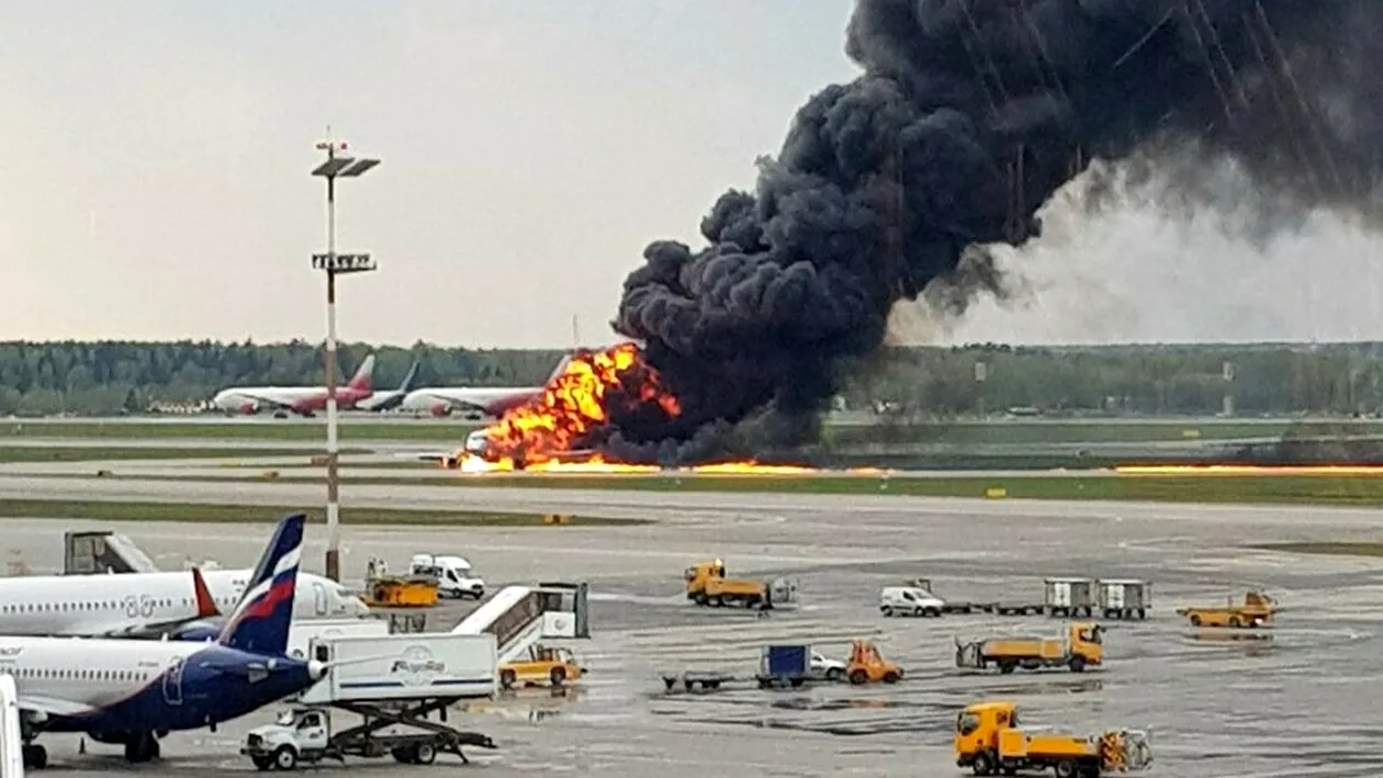 Cel puțin 13 morți, după ce un avion a aterizat de urgență la Moscova în urma unui incendiu. VIDEO