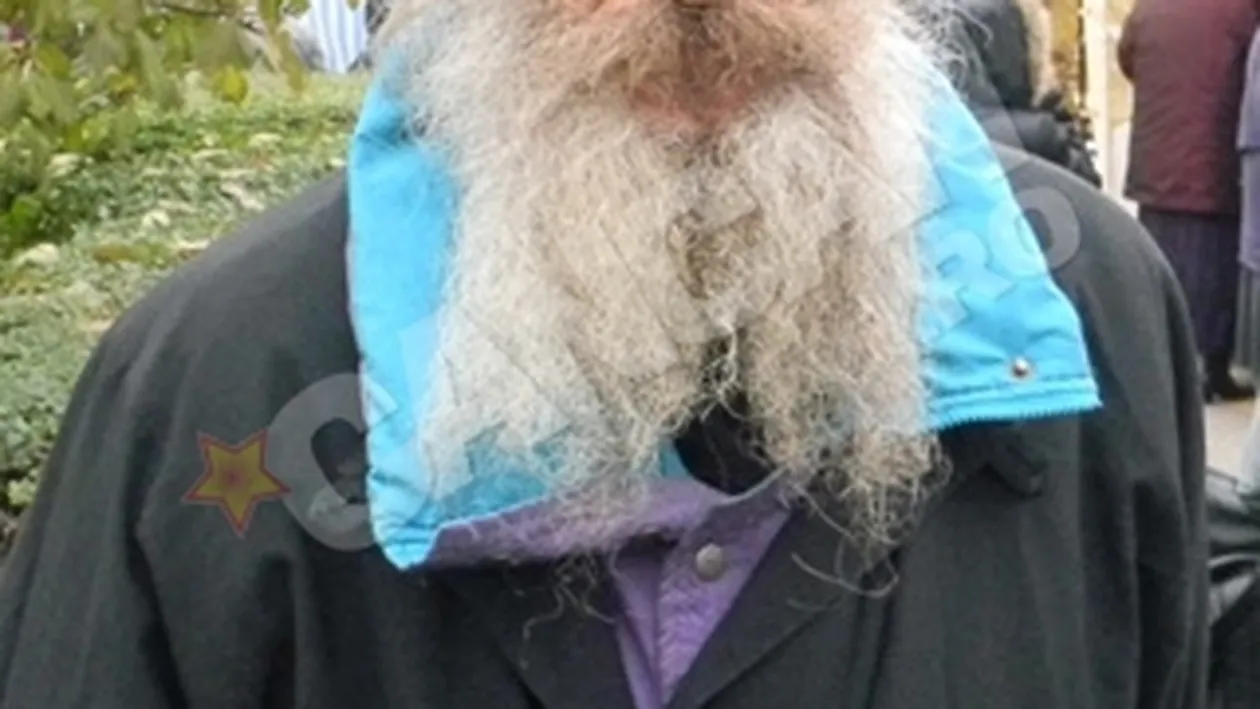 Politia a prins un fals calugar ninja la Mitropolie. Era inarmat pana-n dinti!