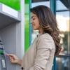 Retrageri cu sume personalizate la bancomate. Ce schimbare este pregătită pentru românii care folosesc ATM-ul