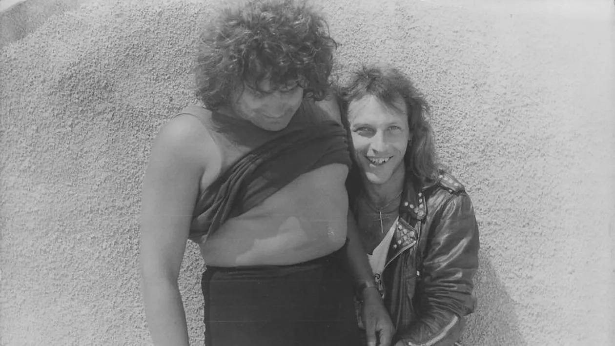 Imaginea asta te va soca! Cristi Minculescu a permis unui barbat sa-l atinga in zona intima! Partenerul a apucat si a tras!