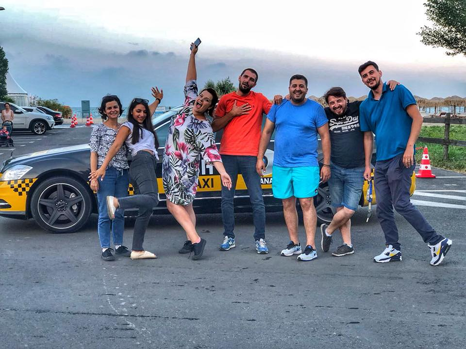 A avut prieteni lângă el
