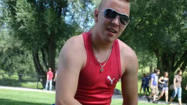 Fiul e condamnat la moarte, iar ea e râde cu gura până la urechi. Imagini revoltătoare cu mama lui Ionuţ Gologan