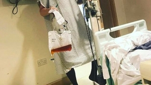 Si-a facut o operatie de hernie, dar a ramas mutilat! Cantaretul a facut publice fotografii la bustul gol! Cum arata acum