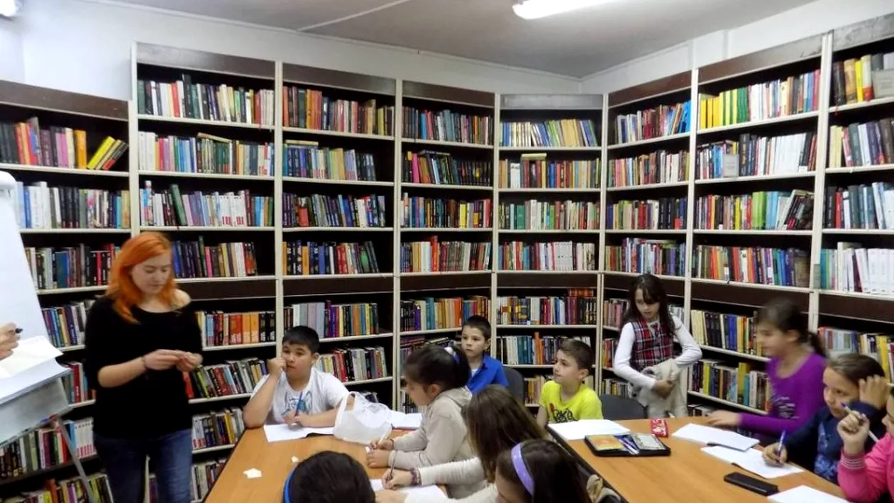 I was surprised scene Serena Biblioteca Metropolitană București funcționează online! Bucureștenii stau  acasă cu poezie, teatru și operă la discreție