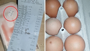 Ce "țeapă" a luat un client, după ce a cumpărat un cofraj cu 10 ouă, de 9.99 lei, dintr-un hipemarket din Vaslui