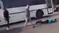 L-a şicanat în trafic apoi a fost bătut şi lăsat lat în mijlocul străzii! VIDEO