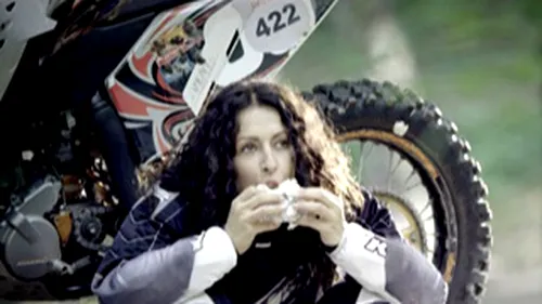 Mihaela Radulescu face reclama la mezeluri pe motor! VEZI FOTO!