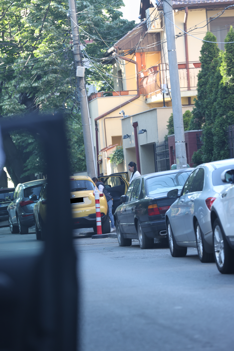 Lavinia Pîrva îi spune bonei să-l ia pe cel mic de pe bancheta din spate (Foto: CANCAN.RO)