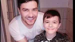 Povestea cutremurătoare a lui Karym, artistul care-și crește singur băiatul: ”Am ținut cu dinții să trăiască!”