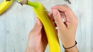 Puțini români știu acest truc! Ce se întâmplă dacă faci găuri cu acul în banană