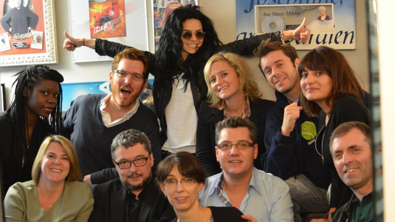 FOTO Inna se distreaza de minune in Franta! Vezi cati barbati o inconjoara dupa concerte!