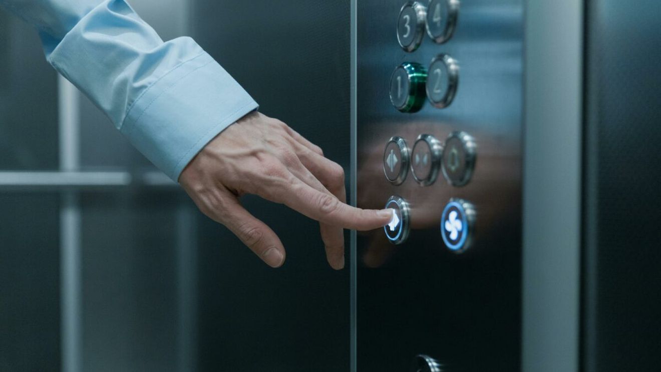 Vedeta din România, HĂRȚUITĂ în lift! „Fără ca eu să văd, timp în care m-a împins de umeri în...”