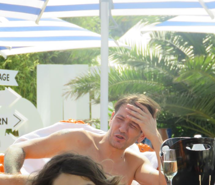Tudor Sișu se relaxează pe plajă