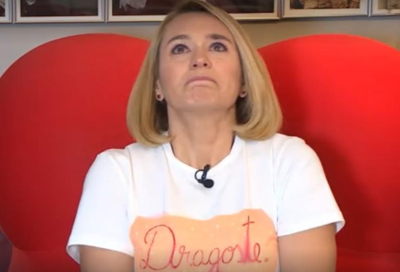 Andreea Esca, mesaj subliminal în timpul interviului de la Pro TV! Imaginea pe care au ignorat-o toţi. Ce scria pe tricoul ei
