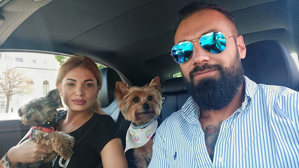 Emmy, alături de iubit și de cățeii lor