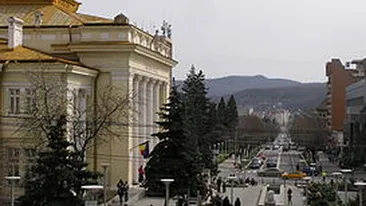 Valcea: Un barbat care lucra la reteaua de canalizare a murit dupa ce un mal s-a surpat peste el