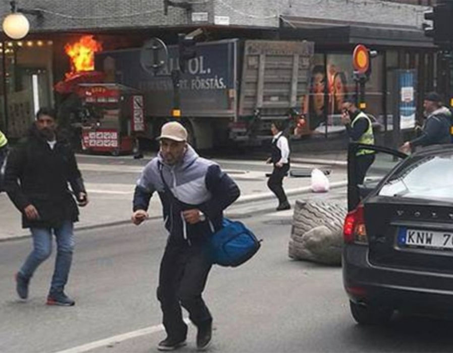 Tragedia a lovit din nou! Un camion a intrat din plin într-o mulţime de oameni, în Suedia!