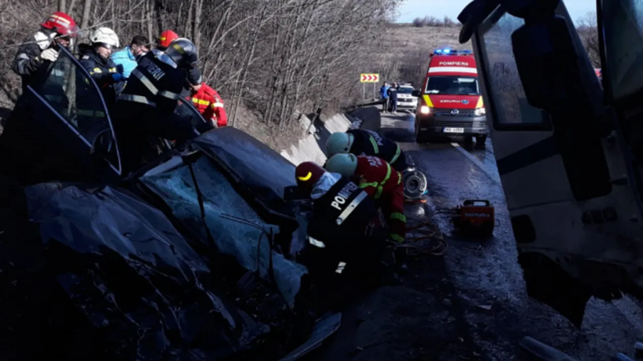 Accident înfiorător în Pitești! Doi elevi de clasa a XII-a, iubiți, și mama unuia dintre ei, au fost striviți de un TIR!