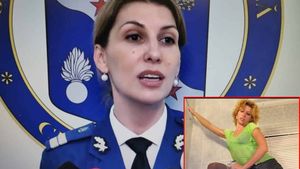 Purtătoarea de cuvânt a Jandarmeriei, fotografiată în ipostaze jenante, în cadă