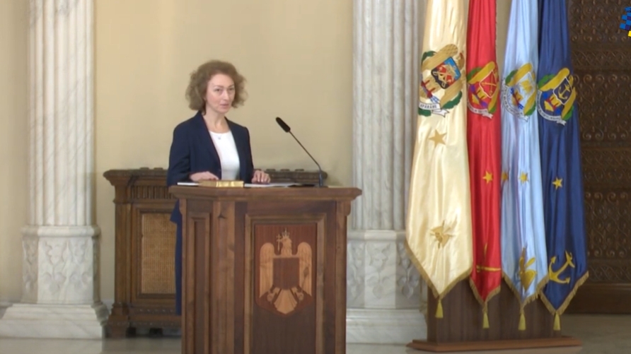Cine este Simina Tănăsescu, prima femeie care va conduce CCR. A fost decorată de președintele Franței!