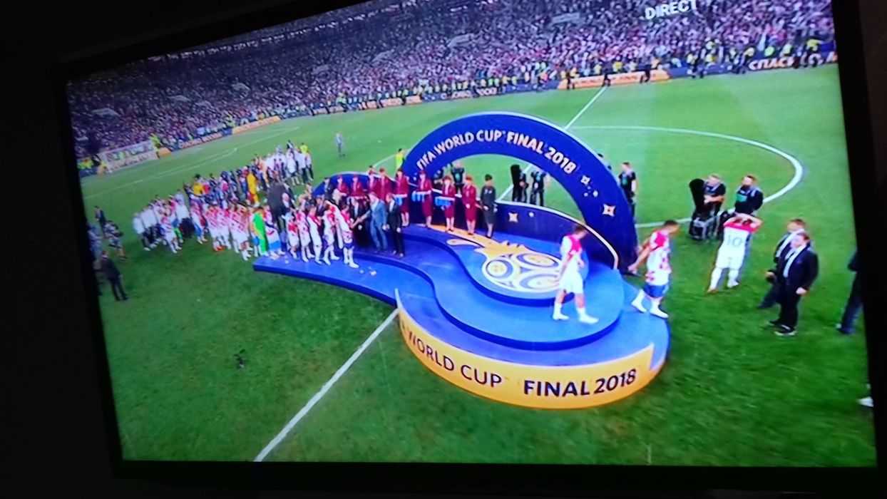 Franța e campioana mondială! Imagini emoționante cu învinșii, croații, consolați de șefa țării, Kolinda Grabar-Kitarović! Putin și Macron i-au îmbrățișat și ei