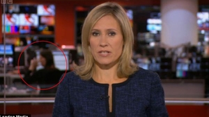 Gafe de proportii la BBC! Jurnalistii, surprinsi in timp ce se scobesc in nas, se bat sau cască IN DIRECT