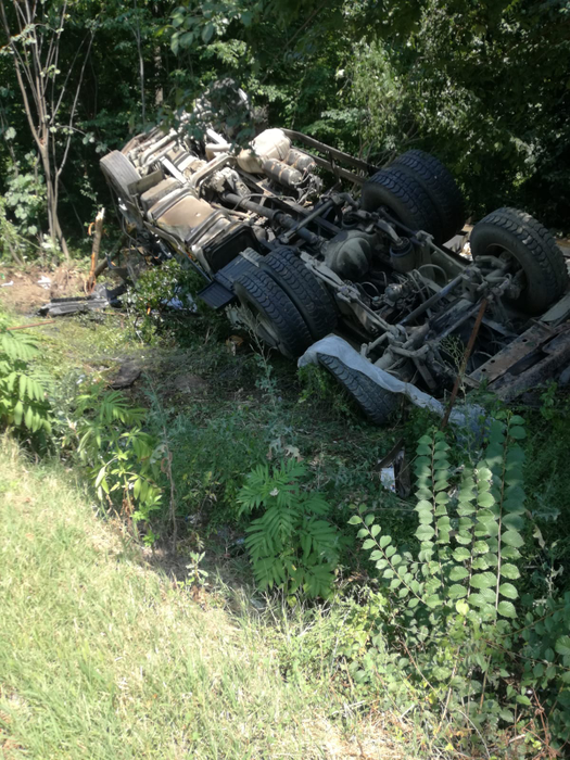 Camionul s-a răsturnat în afara părții carosabile