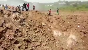 Accident grav în Ghana. Cel puțin 17 oameni au murit și 59 sunt răniți după ce un camion încărcat cu explozibil s-a lovit de o motocicletă