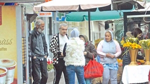 Câți lei a dat Gigi Becali celor 4 cerșetori din imagine. Nici lor nu le-a venit să creadă