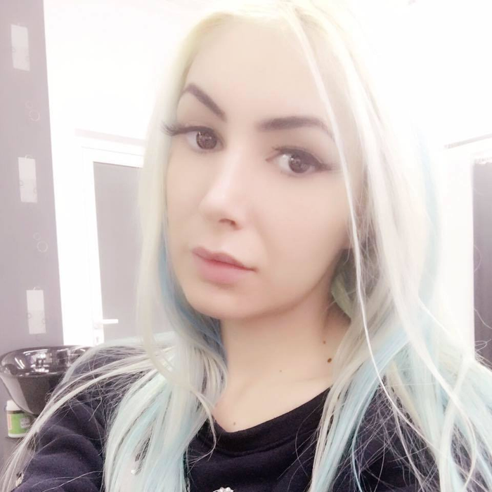 O cunoscută blondă de la noi recunoaşte că s-a prostituat! Acum e însărcinată în patru luni