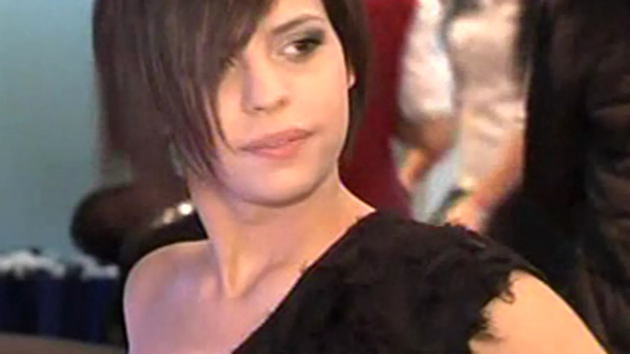 VIDEO Andreea Popescu e neglijenta: Poarta chiloti albi la rochie neagra si are ciorapii rupti