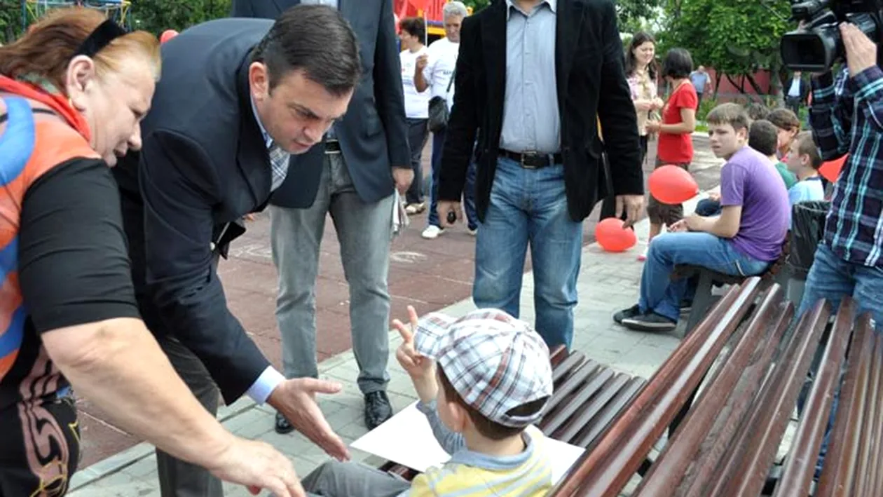 Candidatul USL la Primaria Sectorului 6, Rares Manescu, s-a intalnit, de Ziua Copiilor, cu parintii care au iesit in parc cu cei mici