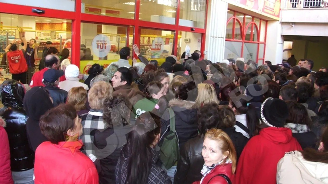 S-au calcat in picioare pentru un litru de ulei gratis