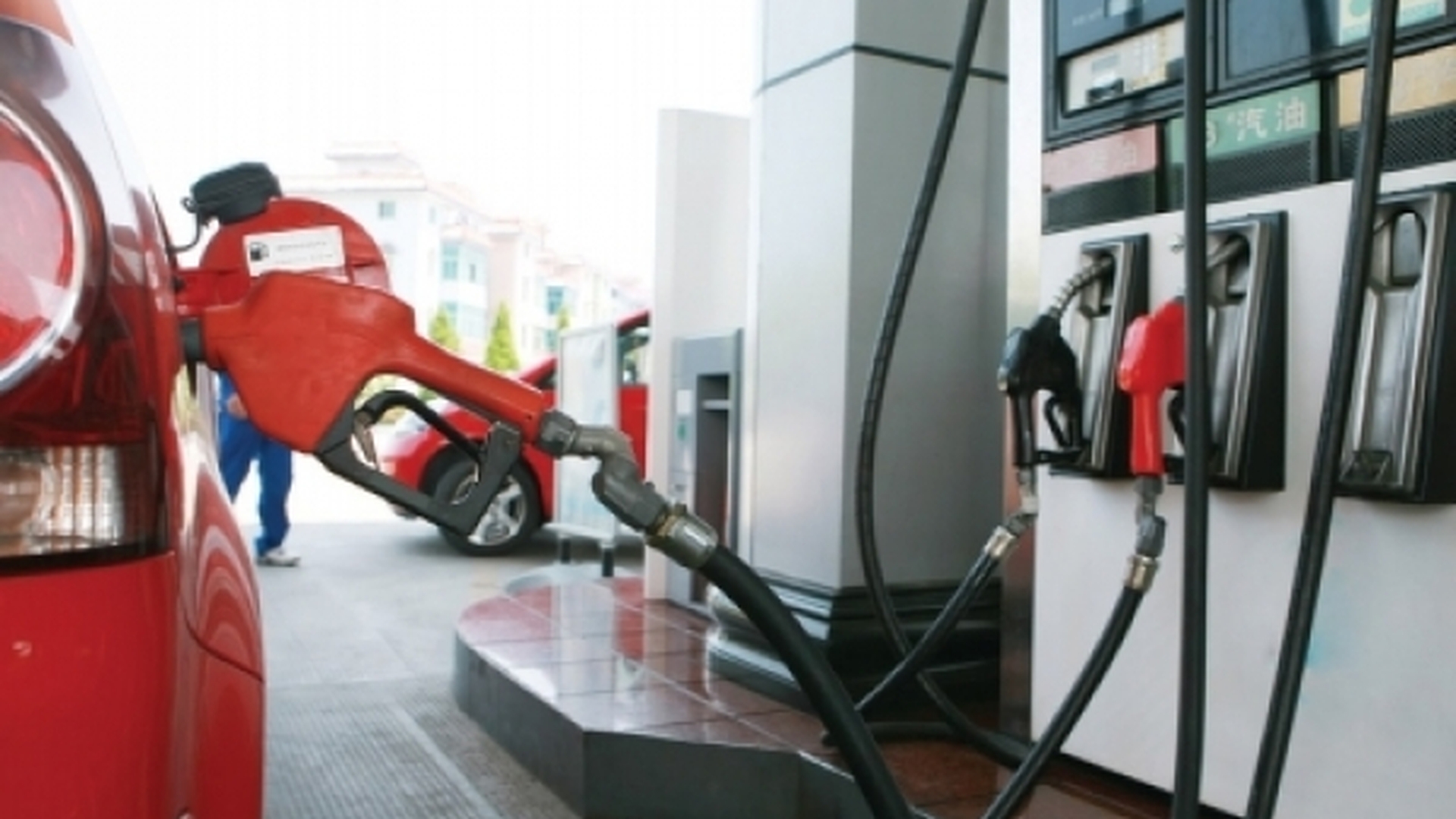 Benzina a depăşit din nou pragul de 5 lei pe litru