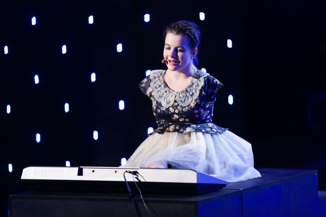 Lorelai, fetiţa fără mâini de la “Românii au talent”, propusă la Eurovision 2018. “Aş paria din nou!”