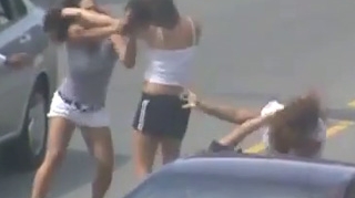 VIDEO BATAIE IN TRAFIC INTRE FEMEI! Trei negrese si doua hispanice isi cara pumni si picioare in mijlocul soselei! Uite reactia absolut halucinanta a celorlalti soferi!