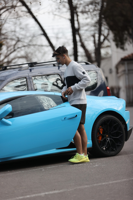 Sebastian Dobrincu urcă în Lamborghini-ul Huracan de 350.000 de euro (Foto: CANCAN.RO)