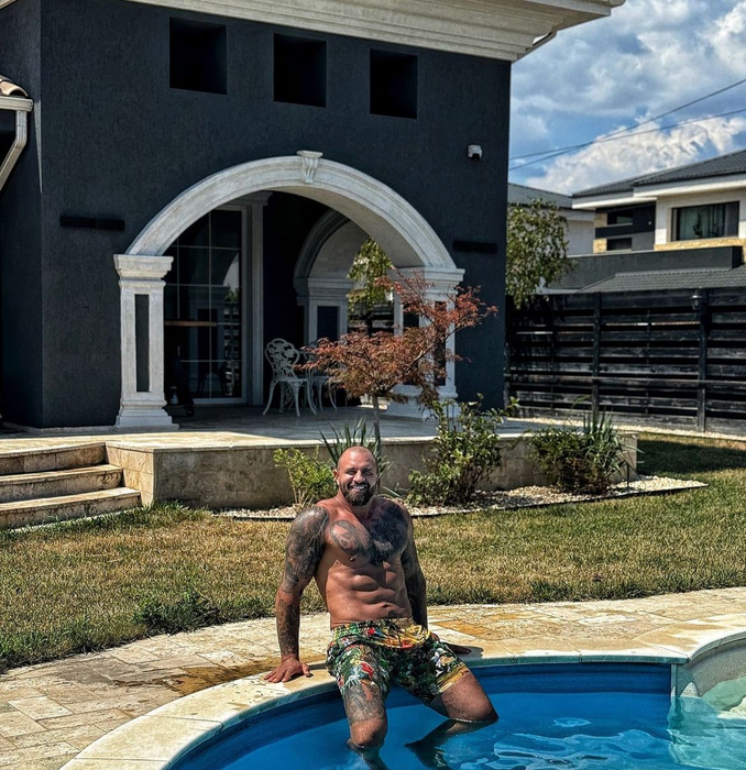 Alex Bodi a ”fugit” în Marbella să-l vadă pe 50 Cent! Rapperul a susținut un concert în România, dar musculosul n-a stat cu oamenii de rând. VIDEO
