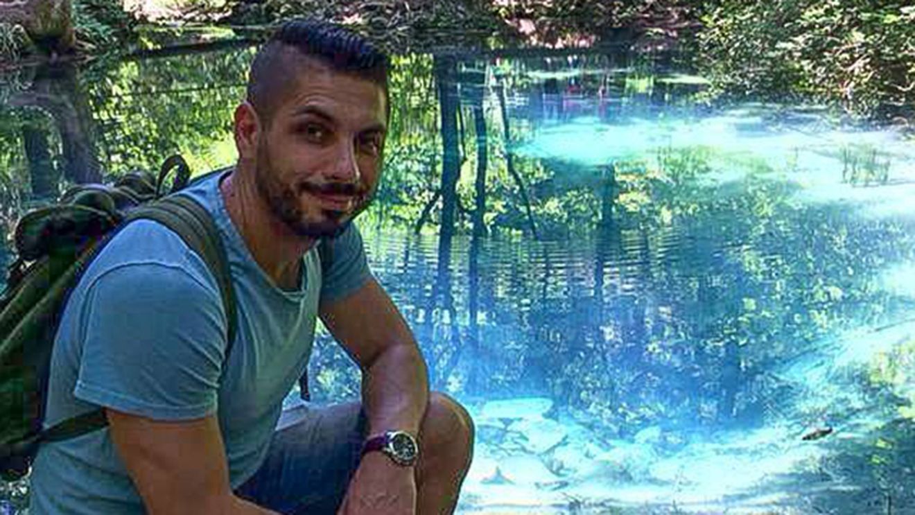 Imaginea cu Marius Nedelcu, ex-Akcent, care va scandaliza o tara intreaga! S-a pozat gol, pe o banca, langa o calugarita!