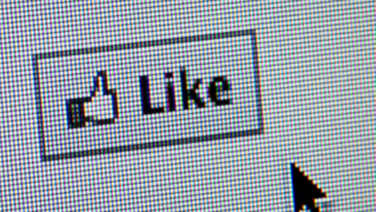 Obsesia Facebook, dusa la extrem! Un cuplu si-a botezat fetita Like
