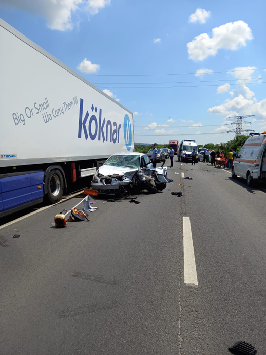 Dubă a jandarmeriei, implicată într-un accident grav pe DN6. Șoferul vinovat a făcut infarct la volan