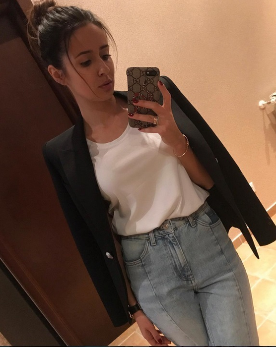 Indiferent dacă este singură sau alături de "Johnică", Roxana nu se desparte de bijuteriile care par să fie fix... inelul de logodnă şi verigheta!