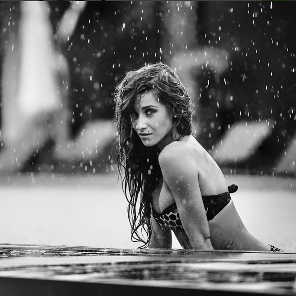 ANA MARIA BARNOSCHI, apariţie senzuală la piscină! Cum arată fosta „parteneră” a lui LIVIU VÂRCIU!