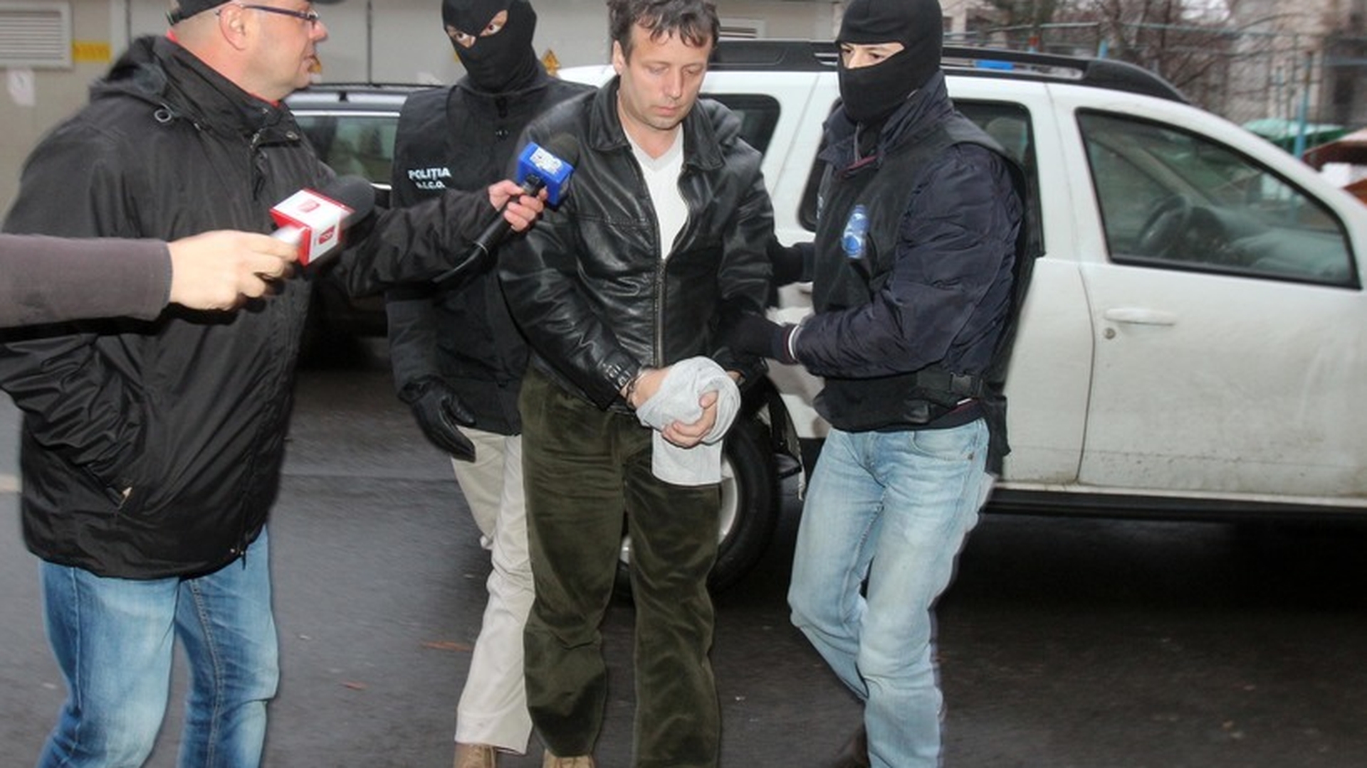 Hackerul român Guccifer, extrădat în SUA