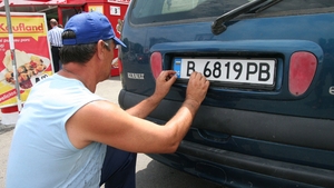 Lovitură grea pentru românii care circulă cu numere bulgăreşti. Poliţia le radiază maşinile!
