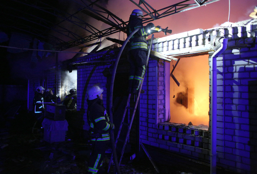 Pompierii sting focul la o casă din Muratovo, din regiunea Lugansk, pe 22 februarie 2022. (Sursa foto: profimedia.ro)