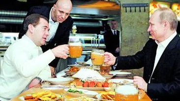Cum au sarbatorit greii rusi 1 Mai! Hai noroc, tovarase!